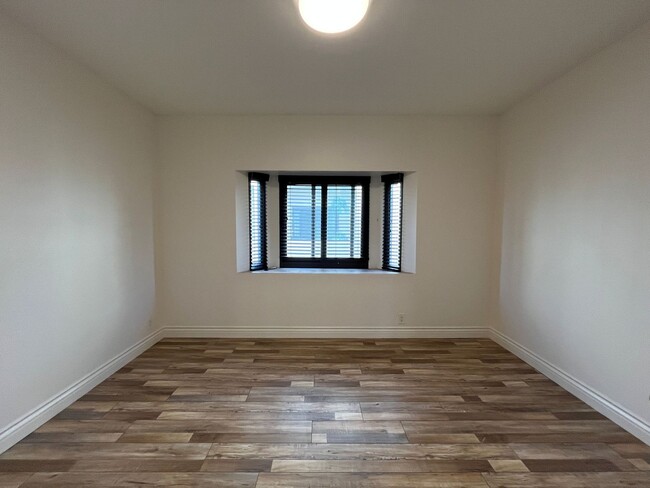 Building Photo - MOVE-IN READY, upgraded 3+3 w/bonus room!