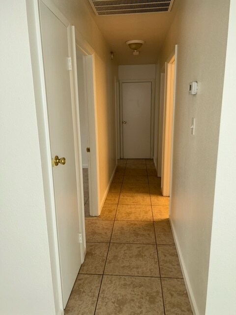 Building Photo - 4060 Oakhill Ave