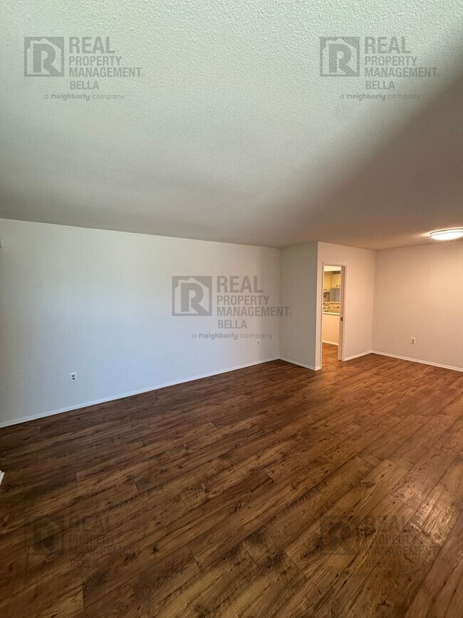 Building Photo - Spacious 3-Bedroom Home with Sunroom & Upg...