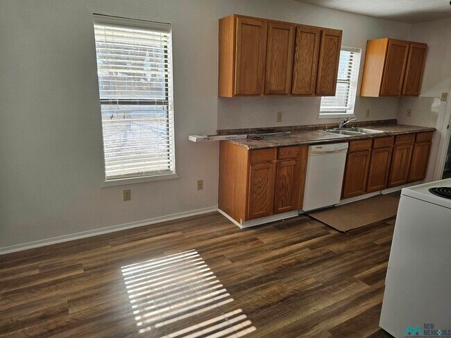 Building Photo - 921 W 16th St