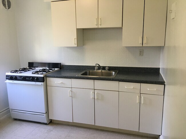 Building Photo - 2104 Hildarose Dr