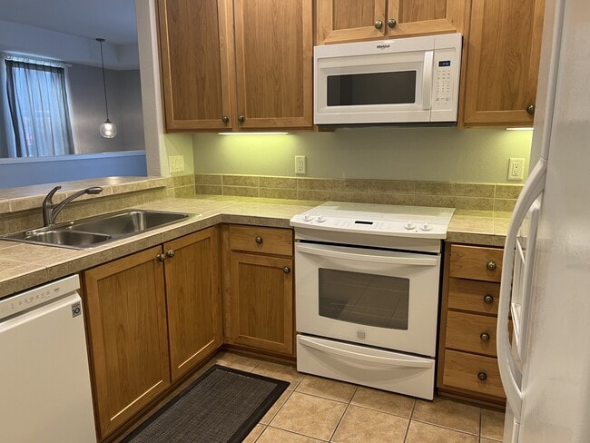 Building Photo - 10925 SW Briarwood Pl