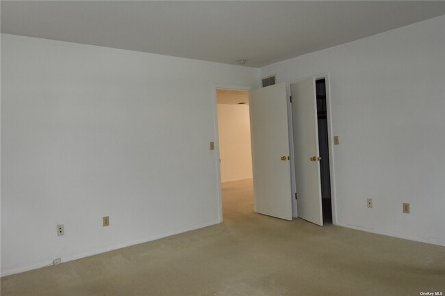 Building Photo - 76 Knolls Dr