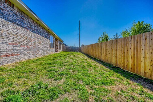 Building Photo - 3100 Pebble Pond Dr