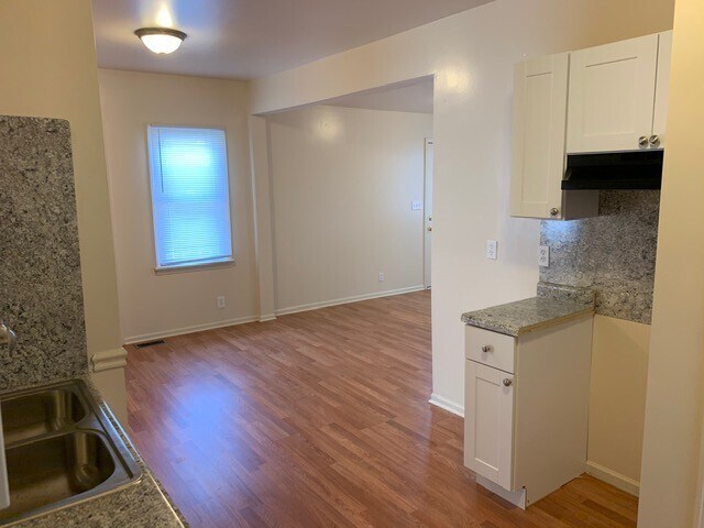 Building Photo - $910.00 - 2 Beds | 1 Bath House in Burton with a basement & deck