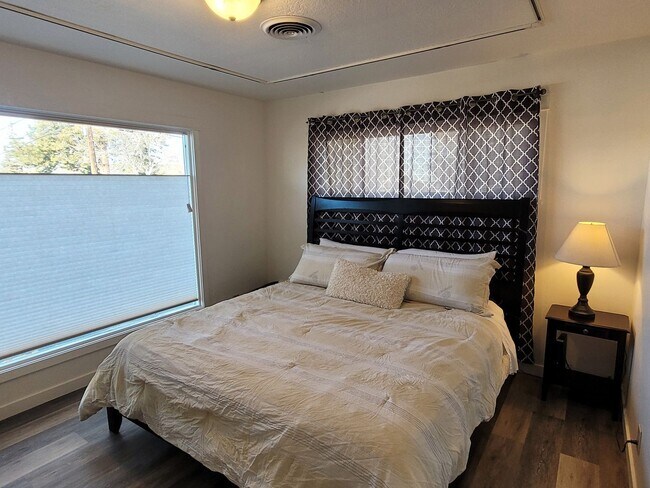 Building Photo - 824 NE 4th St