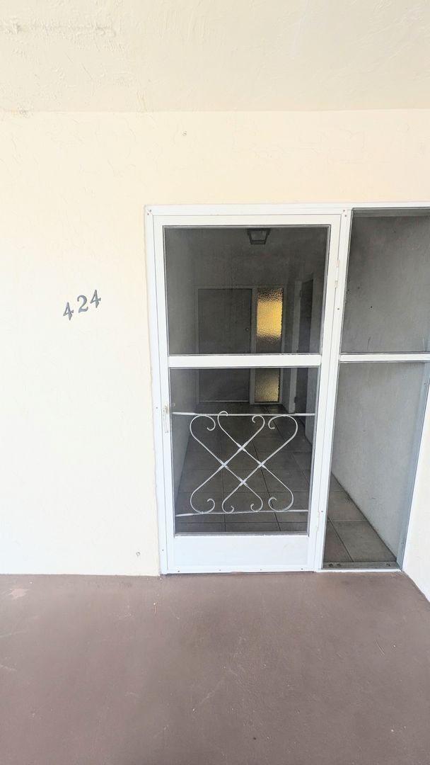 Building Photo - Annual UNFURNISHED 2/1 condo Island life