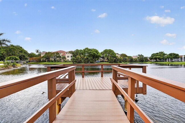 Building Photo - 250 Jacaranda Dr
