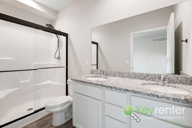 Building Photo - 5 Bedroom 3 Bath Home close to schools and shopping!