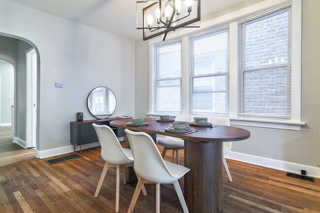 Building Photo - 3547 N Albany Ave