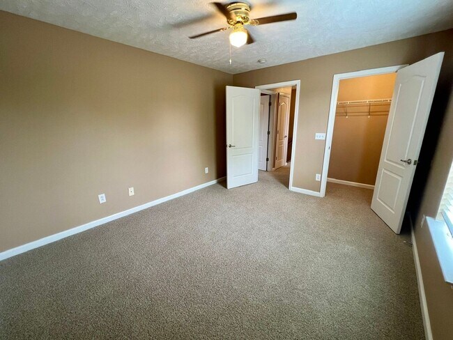 Building Photo - 3 Bedroom 2.5 Bath Home in Oxford Hall - South Murfreesboro *New Carpet*