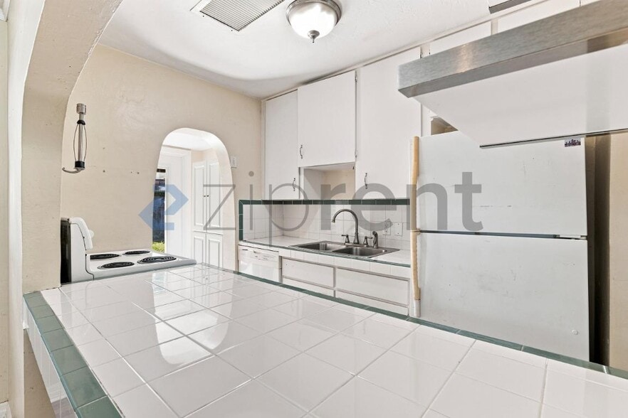 Building Photo - Unit