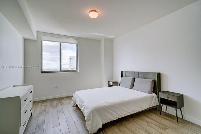 Building Photo - 999 SW 1st Ave