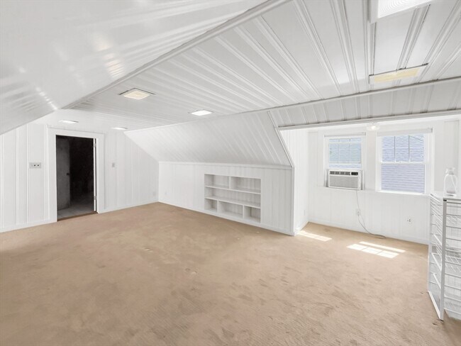 Building Photo - 61 Moraine St