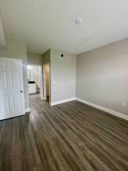Building Photo - 1 Bedroom / 1 Bath Condo in Gated Community.
