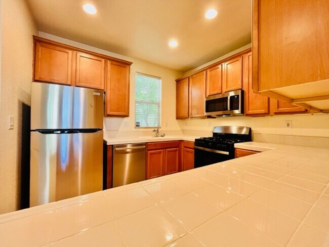 Building Photo - Gorgeous 3BD/2.5BA Tri-Level Townhouse- Ga...
