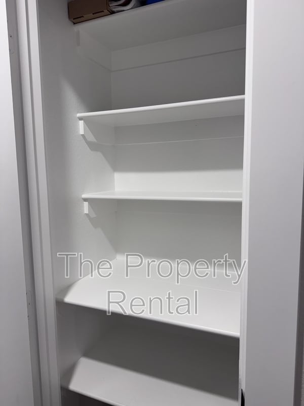 Building Photo - 520 Thicket Dr