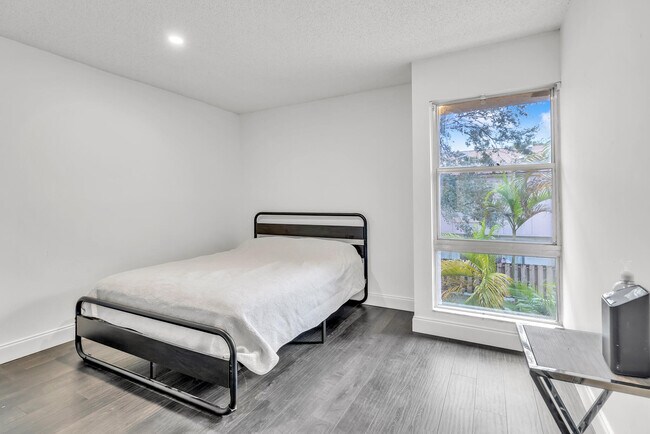 Building Photo - 881 NW 81st Way