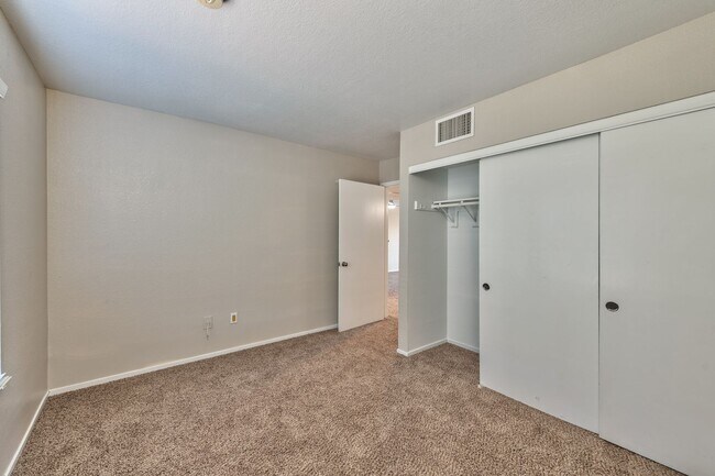 Building Photo - 8070 W Russell Rd