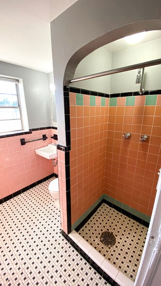 3/4 bathroom - 227 W Dunklin St