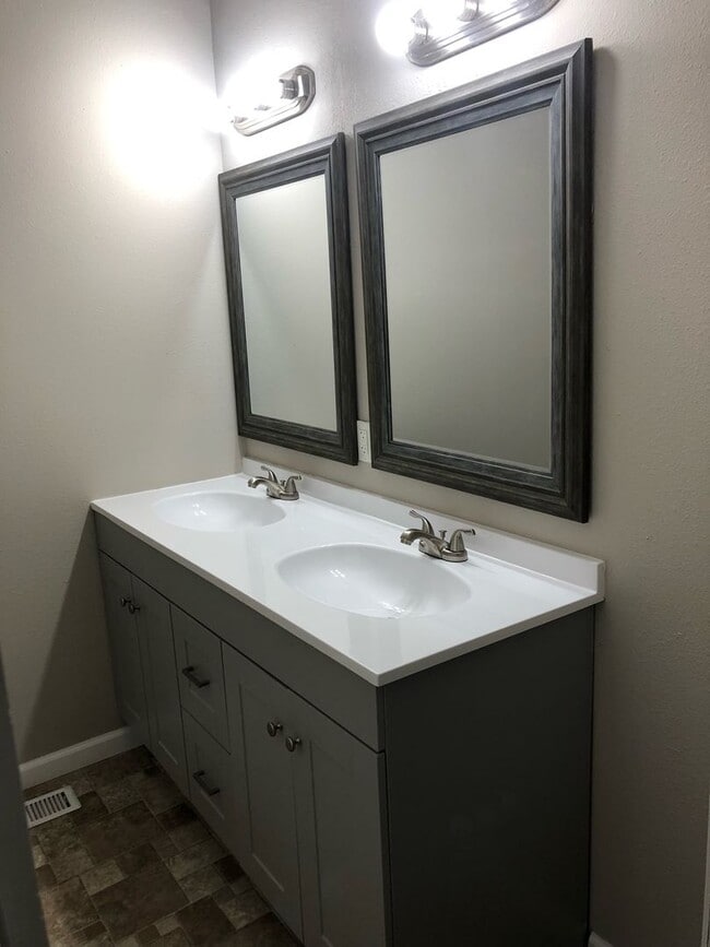 Building Photo - Charming 4 bedroom/2 bath home in Winfield...