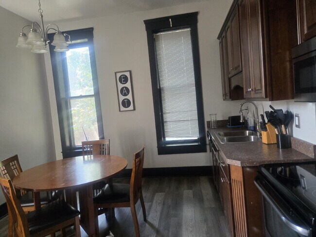 Building Photo - "2-Bed Furnished Gem close to the University of Louisville!"