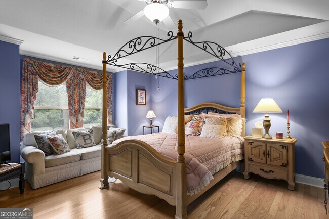 Building Photo - 423 Royal Cres Ln E