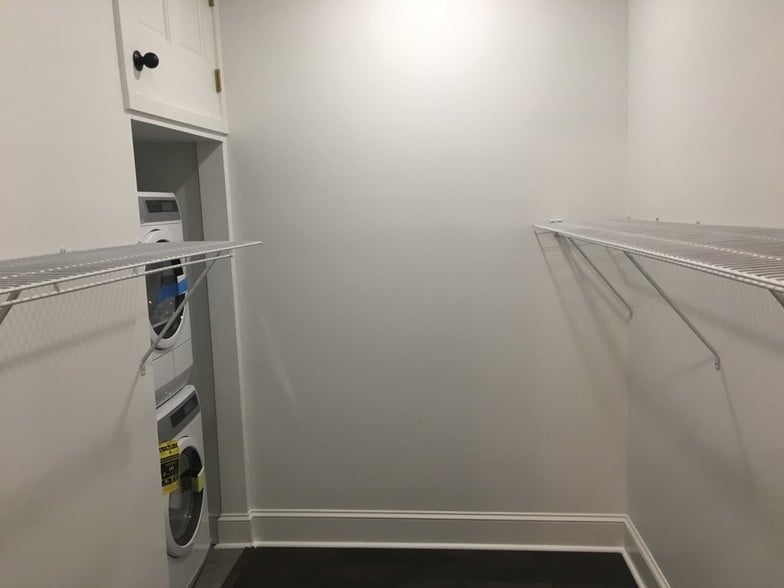 closet with washer/dryer - 511 Toulouse St