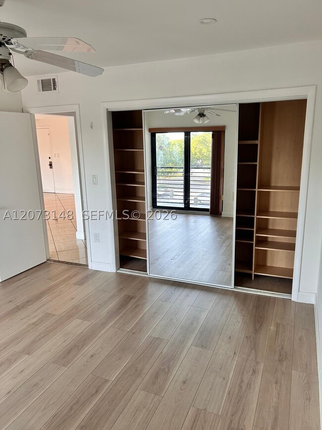 Building Photo - 4060 N Hills Dr