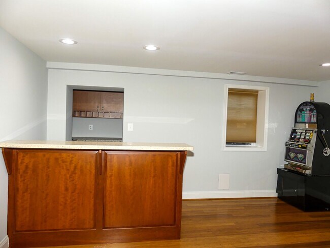 Building Photo - 903 Crestview Dr