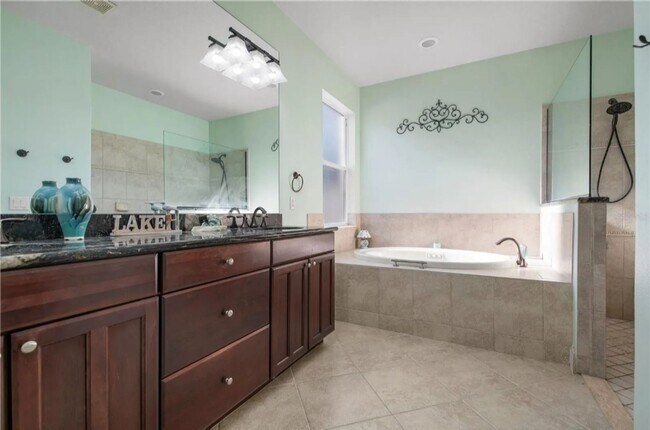 Building Photo - NORTH PORT - Rare Waterfront 4 bedroom pool home Annual/Unfurnished