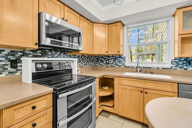 Building Photo - 121 Sully St