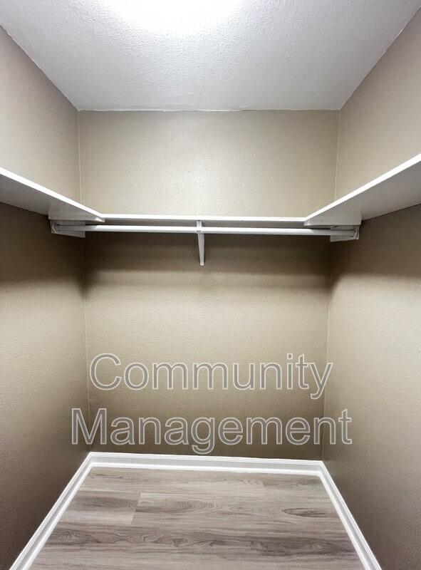 Building Photo - 2150 N Sherwood Forest Dr