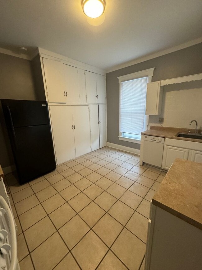 Building Photo - Alexander Props - Reinhard