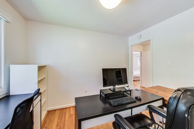 Building Photo - 3 bedroom/2 bath Light Filled Home Located in a Quiet Cul-de-Sac