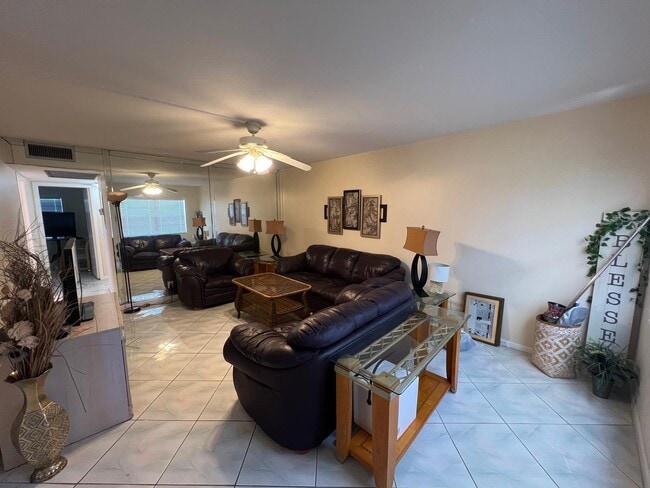 Building Photo - 43 Fanshaw Dr