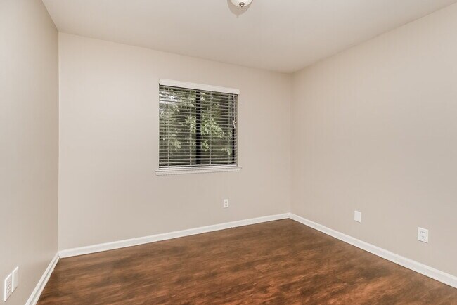 Building Photo - 978 Mainstreet Lake Dr