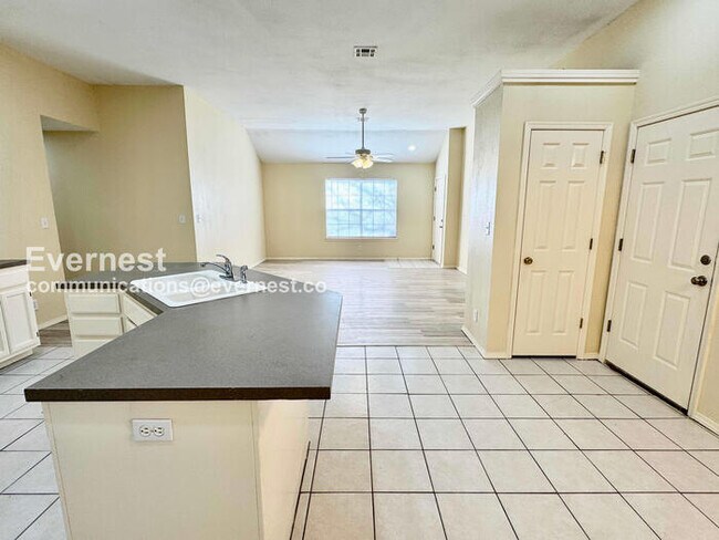 Building Photo - 3 Bed, 2 Bath Townhome with Attached Garage / Pet-Friendly / Available Now!