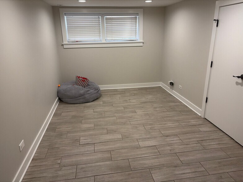 Building Photo - 8044 N Oriole Ave