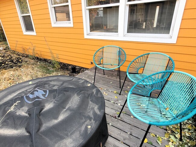 Building Photo - Charming Single-level Home, Fully Furnished + WIFI. Convenient NE Location! Pilot Butte, Downtown.