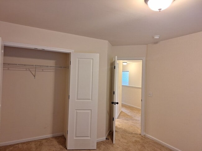 Building Photo - Wonderful Three Bedroom Home in Northeast ...