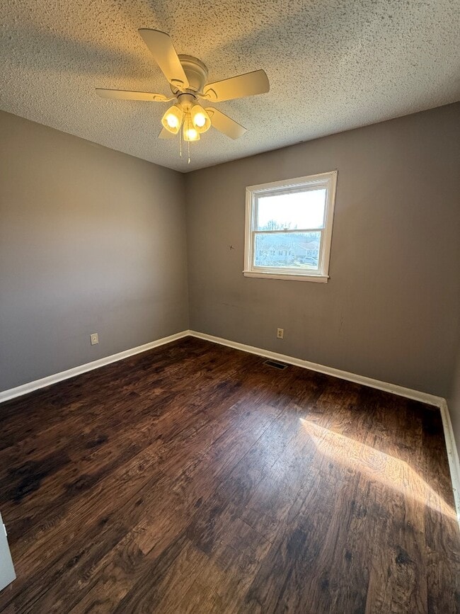Building Photo - 136 Crestview Dr