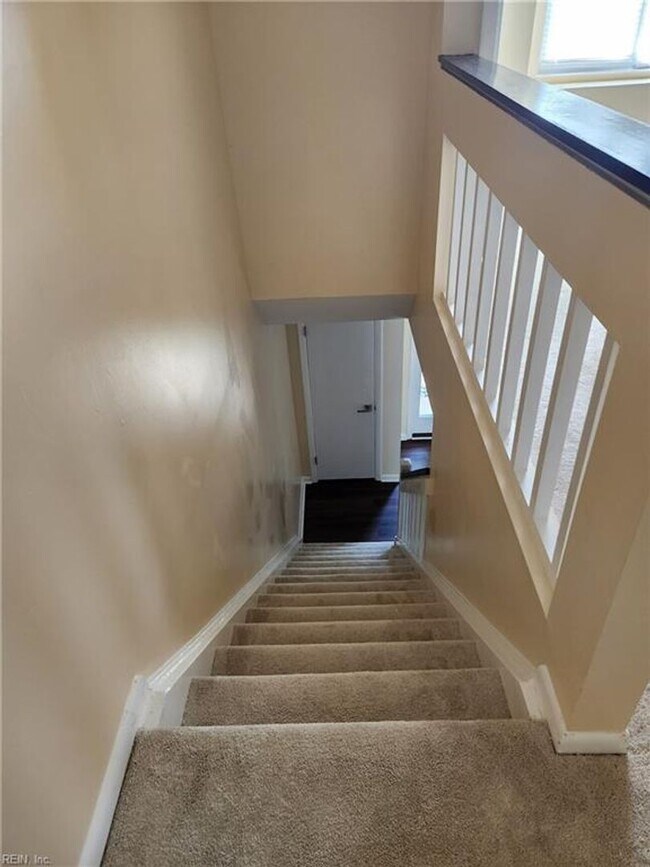 Building Photo - Newly Renovated Condo in Salem