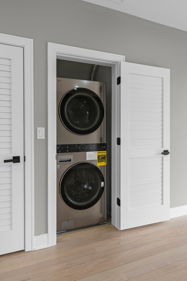 Building Photo - 7428 N Rogers Ave