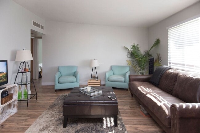 Building Photo - Students Welcome! 3 Bedroom Great Location!