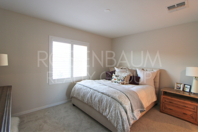 Building Photo - Stunning 3-beds, 2.5-baths townhome in the...
