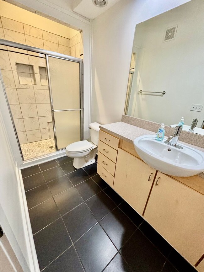 Building Photo - 1 Bedroom Condo Downtown!