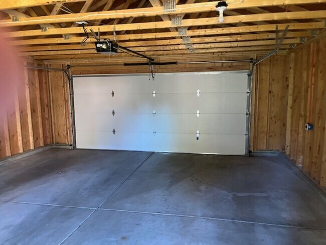 Building Photo - Old Town Updated 3 bed home w detached garage