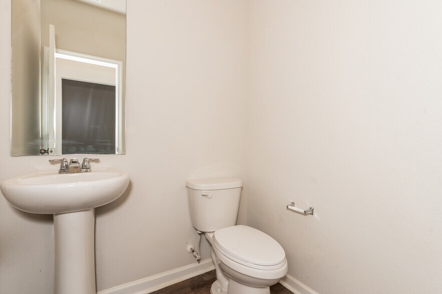 Building Photo - 3302 Bridgewood Dr