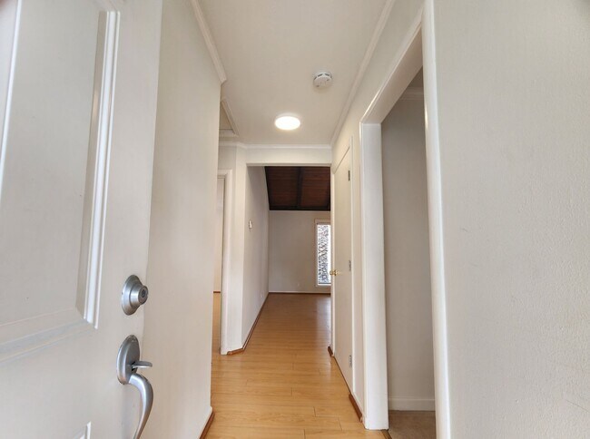 Building Photo - Check out this cozy 2-bedroom, 1-bathroom apartment located in the heart of Mountain View!